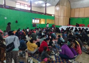 Ratusan warga termasuk anak-anak, dari Desa Parbuluan VI Kecamatan Parbuluan Kabupaten Dairi, mengungsi di Gedung Olah Raga Sidikalang, Selasa (11/11/2025). Aksi itu memasuki hari ke 4, setelah sejak hari Sabtu (8/11/2025) hingga Senin (10/11/2025) malam, mereka berkumpul dan menginap di Mapolres Dairi. (DETEKSI.co/Parulian P Nainggolan)