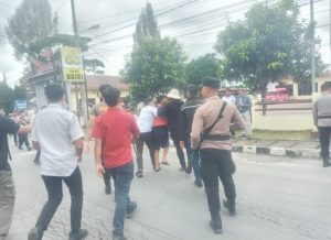 Petugas Kepolisian saat mengamankan salah seorang peserta aksi pada aksi massa yang berlangsung kisruh di depan Mapolres Dairi, Rabu (12/11/2025) lalu. (DETEKSI.co/Parulian Phsp Nainggolan)
