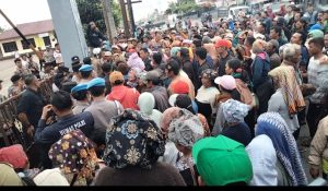 Ratusan Massa menggeruduk Mapolres Dairi. Aksi berlangsung ricuh, sejumlah petugas kepolisian terluka akibat terkena lemparan batu, Rabu (12/11/2025) (DETEKSI.co /Parulian Phsp Nainggolan)