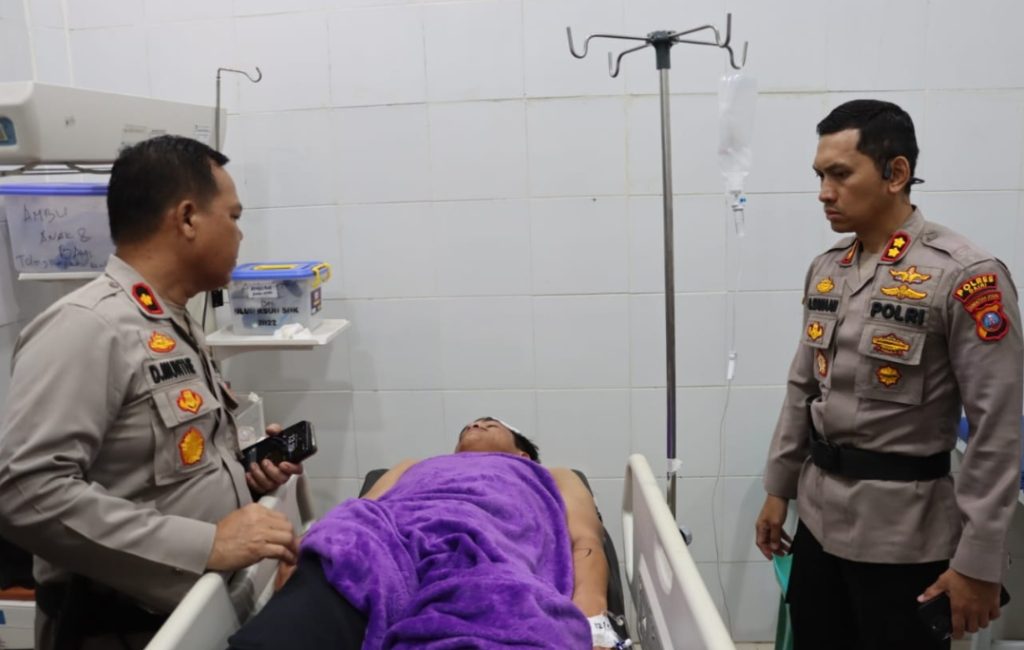 Kapolres Dairi, AKBP Otniel Siahaan mengunjungi Personil yang menjalani perawatan setelah mengalami luka akibat terkena lemparan batu saat aksi massa yang berlangsung ricuh di Mapolres Dairi, Rabu (12/11/2025).(DETEKSI.co /Istimewa)
