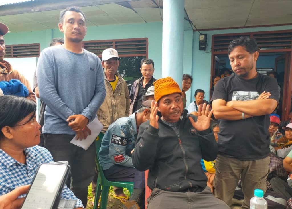 Aktivis Petabal, Darman Purba memberikan keterangan kepada wartawan di sekretariat Petrasa di Panji Sibura-bura, Rabu (12/11/2025), sore. Diebutkan, massa Petabal akan menginap di Mapolres Dairi menunggu pembebasan rekan mereka yang ditangkap. (DETEKSI.co/Parulian Phsp Nainggolan)