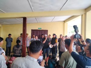 Wakil Bupati Dairi, Wahyu Daniel Sagala menyampaikan arahan kepada warga yang akan dipulangkan ke Desa Parbuluan VI, Jumat (14/11/2025) (DETEKSI.co/Parulian Phsp Nainggolan)