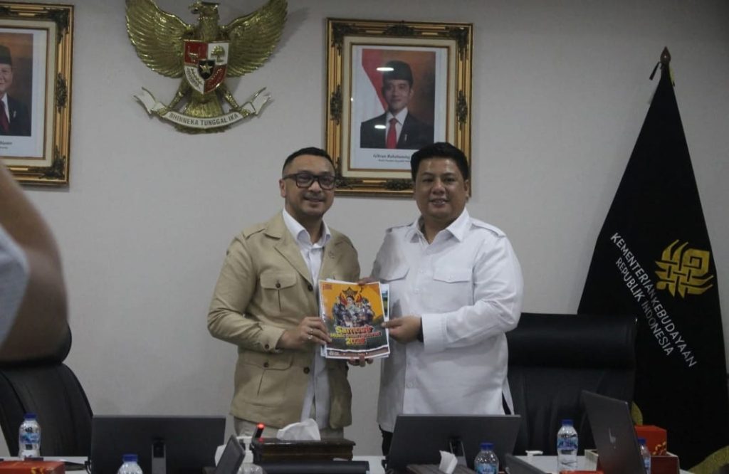 Foto: Bupati Samosir, Vandiko Gultom mengusulkan sejumlah program ke Kementerian Kebudayaan RI yang diterima Wamen, Giring Ganesha. Salah satu usulan yang diajukan pembagunan perkampungan lima puak Batak.
