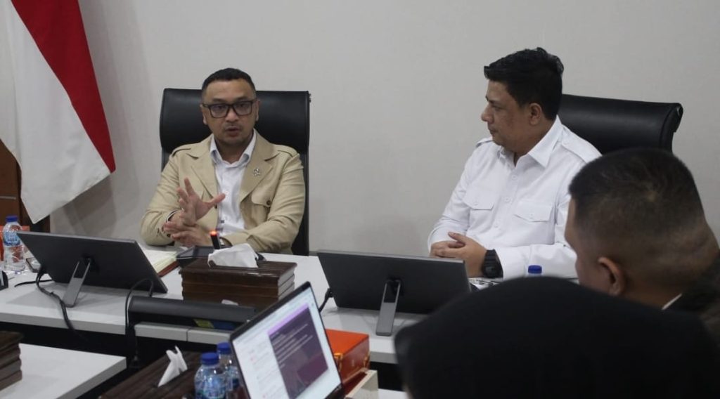 Foto: Wamen Kebudayaan, Giring Ganesha berdiskusi dengan Bupati Samosir, Vandiko Gultom.