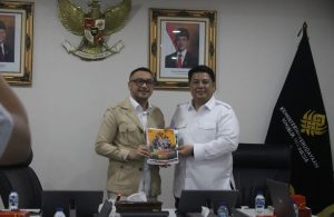 Foto: Bupati Samosir, Vandiko Gultom mengusulkan sejumlah program ke Kementerian Kebudayaan RI yang diterima Wamen, Giring Ganesha. Salah satu usulan yang diajukan pembagunan perkampungan lima puak Batak.