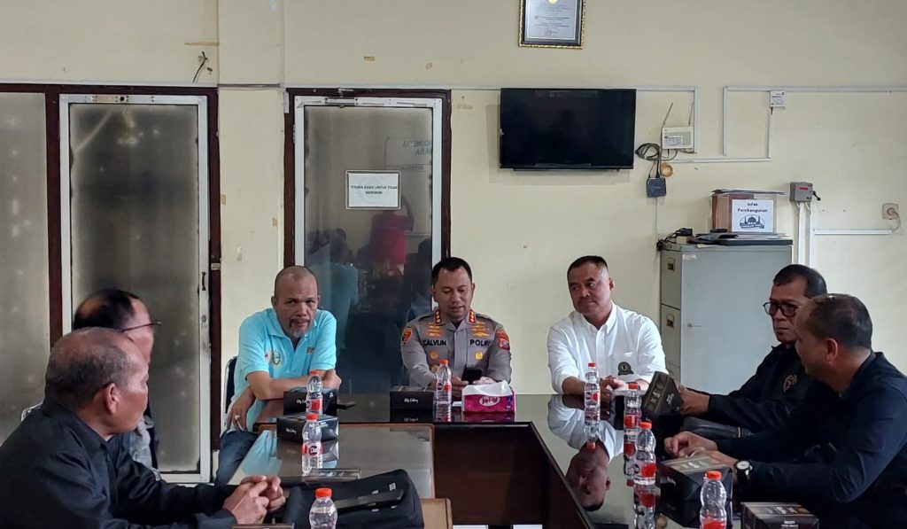 Kunjungan silaturahmi Kapolrestabes Medan, Kombes Pol Dr. Jean Calvijn Simanjuntak, S.I.K., M.H didampingi Kasat Intelkam Polrestabes Medan Kompol Lengkap Suherman Siregar, S.H., M.H dan rombongan diterima langsung Ketua PWI Sumut Farianda Putra Sinik, SE, bersama Sekretaris PWI Sumut SR Hamonangan Panggabean serta jajaran pengurus di Kantor PWI Sumut di Jalan Adinegoro, Medan, Selasa (16/12/2025) sore.
