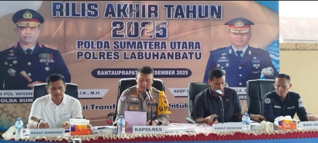 Kapolres Choky saat paparan dan Refleksi Akhir Tahun Polres Labuhanbatu - Poldasu, Selasa (30/12/2025) di Mapolres setempat di kawasan jalan MH Thamrin, Rantauprapat.