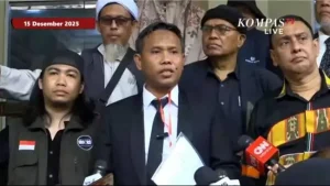 Ahmad Khozinudin selaku kuasa hukum Roy Suryo, penuding kasus dugaan ijazah palsu Presiden ke-7 RI, Joko Widodo (Jokowi), di Mapolda Metro Jaya, Senin (15/12/2025). © Tangkapan layar Kompas TV