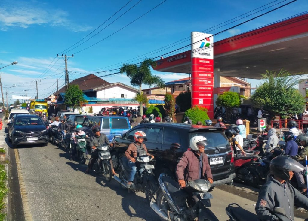 Antrean sepeda motor dan mobil mengular di SPBU Jalan Sisingamangaraja Sidikalang, Rabu (3/12/2025) (DETEKSI.co/Parulian Phsp Nainggolan)