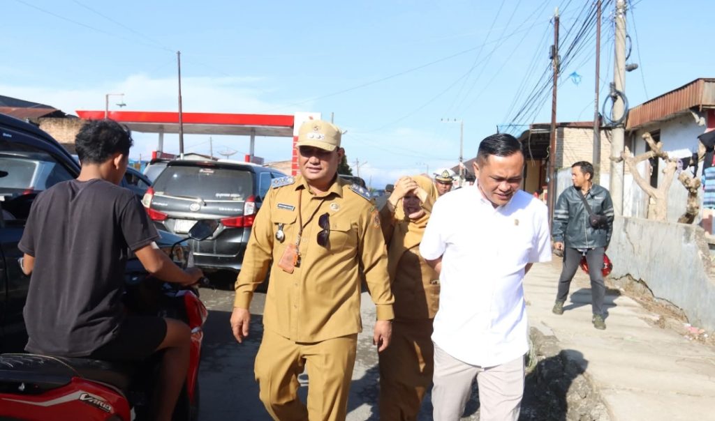 Wakil Bupati Dairi, Wahyu Daniel Sagala bersama anggota DPRD Sumatera Utara, Alfriansyah Ujung melakukan monitoring ke SPBU di Jalan Pakpak Sidikalang, Selasa (9/10/2025) (istimewa)