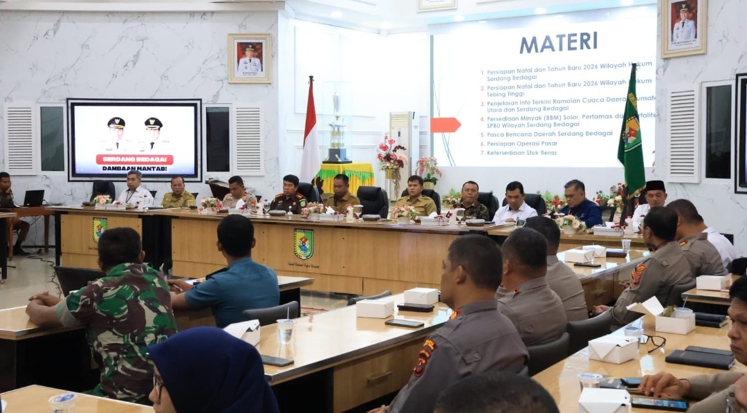Jelang Nataru, Bupati Sergai Tekankan Sinergi Pengamanan, Stabilitas Harga, dan Kesiapsiagaan Bencana Darma Wijaya menegaskan pentingnya sinergi lintas sektor dalam menghadapi tiga isu krusial menjelang perayaan Natal dan Tahun Baru (Nataru) di Aula Sultan Serdang Kompleks Kantor Bupati Sergai Desa Sei Rampah Kecamatan Sei Rampah Kabupaten Serdang Bedagai Senin (15/12/2025).