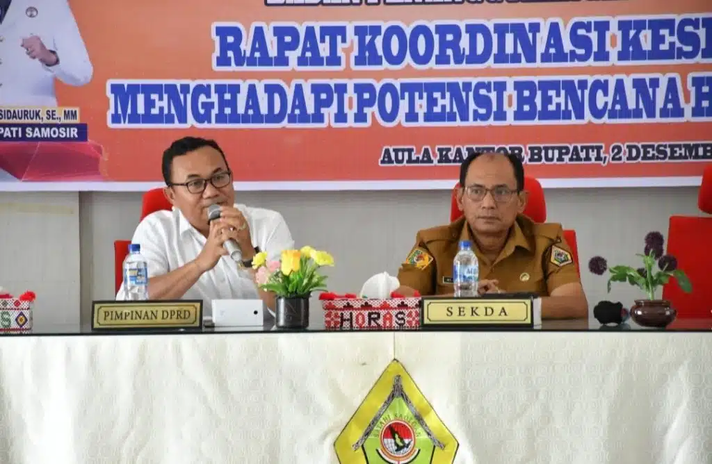Sekretaris Daerah Kabupaten Samosir, Marudut Tua Sitinjak didampingi Anggota DPRD, Renaldi Naibaho, membuka Rapat Koordinasi Kesiapsiagaan Menghadapi Potensi Bencana Hidrometeorologi. (DETEKSI.co/Dok.Kominfo Samosir).