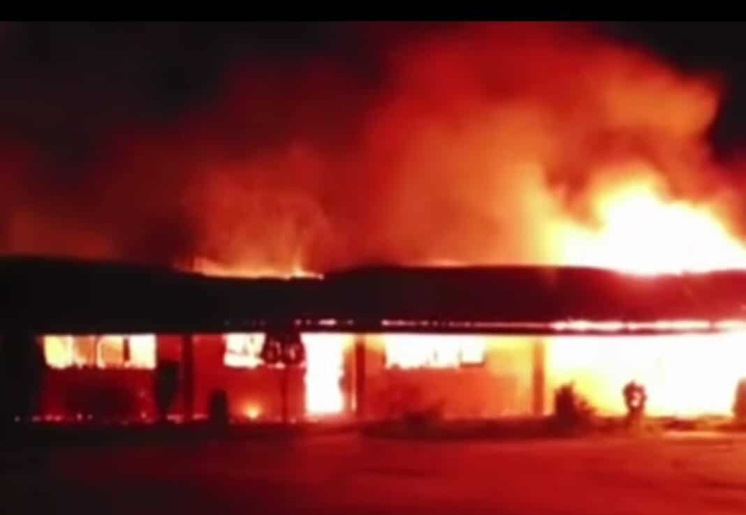 Api melalap bangunan SDN 030324 Tanjung Saluksuk, Kecamatan Pegagan Hilir Kabupaten Dairi, mengakibatkan 4 ruang kelas berikut meubilair musnah, Senin (5/1/2026) (istimewa).