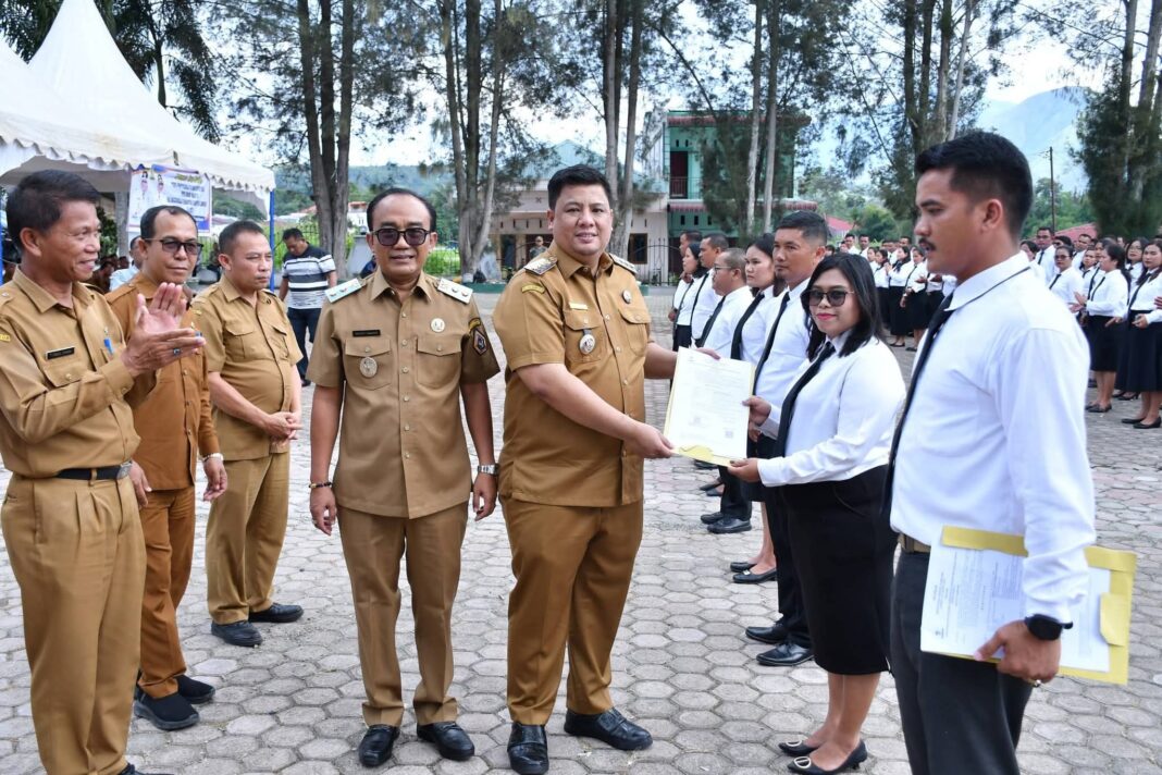 Bupati Samosir Vandiko Gultom didampingi Wabup Ariston Sidauruk menyerahkan SK pengangkatan PPPK(DETEKSI.co/Facebook Vandiko Gultom Official).