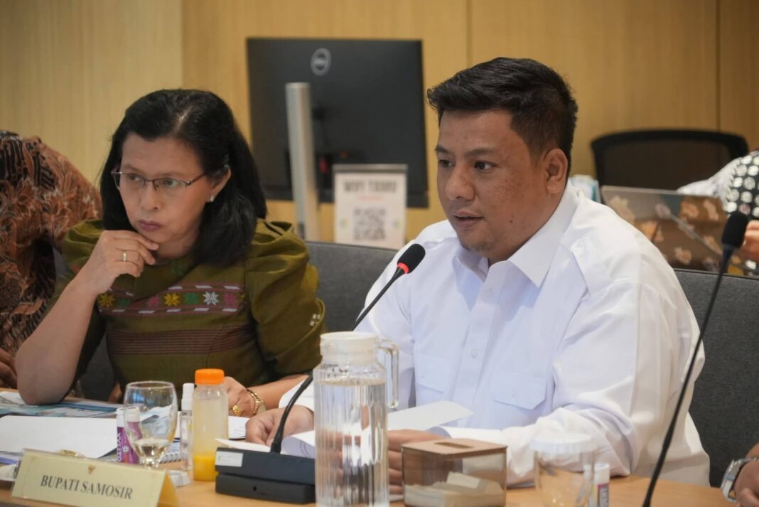 Bupati Samosir Vandiko Gultom didampingi Kadis Kesehatan, Dina Hutapea, saat menyampaikan paparan kepada Menkes Budi Gunadi Sadikin.(DETEKSI.co/Facebook Vandiko Gultom Official)