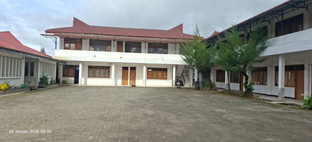 Suasana dan aktivitas pada Dinas PUTR Kabupaten Dairi di hari kerja pasca libur tahun baru terlihat sepi. Pintu sejumlah ruang kerja tertutup sementara pelataran parkir yang biasanya penuh kenderaan terlihat lapang dan nyaris kosong, Jumat (2/12/2026). (DETEKSI.co/Parulian Phsp Nainggolan)