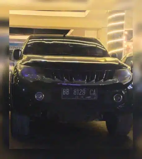 Mobil dinas yang digunakan Kadis Ketapang dan Pertanian Kabupaten Samosir berpelat hitam.(DETEKSI.co/ist).