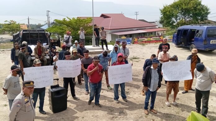 Massa KMMPSDS mendatangi kantor Kajari Samosir, mendesak penuntasan kasus Bansos PENA dan kasus dugaan proyek Sihapilis dan Hutaginjang.(DETEKSI.co/hotdonnaibaho)