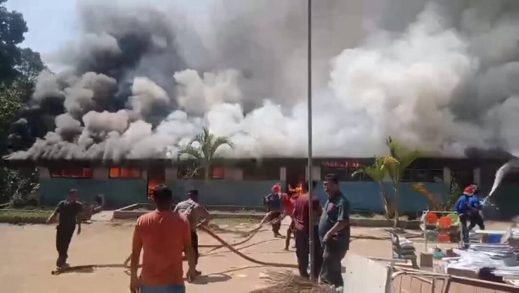Api melalap gedung SDN 033929 Huta Ginjang Kecamatan Silima Punggapungga Kabupaten Dairi, Senin (26/1 2026) (DETEKSI.co/istimewa)