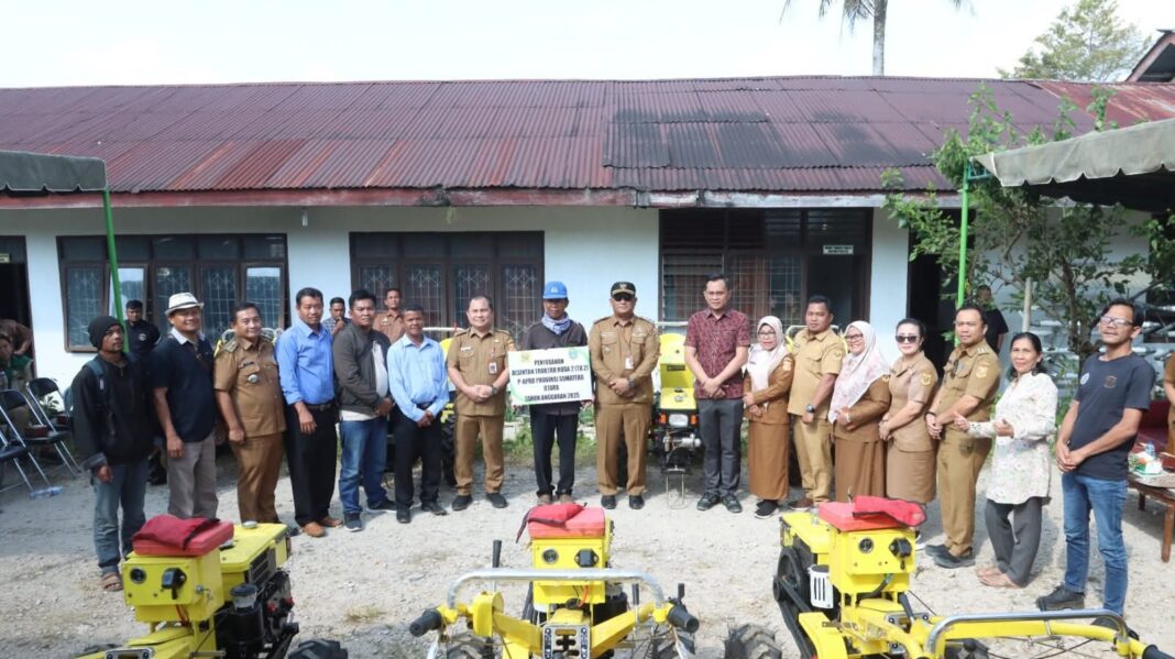 Wakil Bupati Dairi, Wahyu Daniel Sagala bersama anggota DPRD Sumut, Alfriansyah Ujung pada seremoni penyerahan bantuan alsintan kepada Poktan, Senin (26/1/2026) (DETEKSI.co/istimewa)