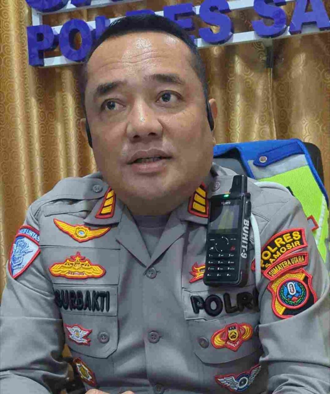 Kasat Lantas Polres Samosir, AKP Natanail Surbakti saat memberi penjelasan kepada wartawan terkait dugaan penggunaan pelat hitam mobil dinas, Kadis Ketapang, Pertanian dan Perikanan Kabupaten Samosir.(DETEKSI.co/hotdonnaibaho)