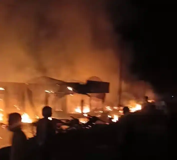 Kebakaran yang melalap 11 hunian penduduk di Desa Lau Tawar Kecamatan Tanah Pinem Kabupaten Dairi, Jumat (23/1/2026) malam. (DETEKSI.co/istimewa)