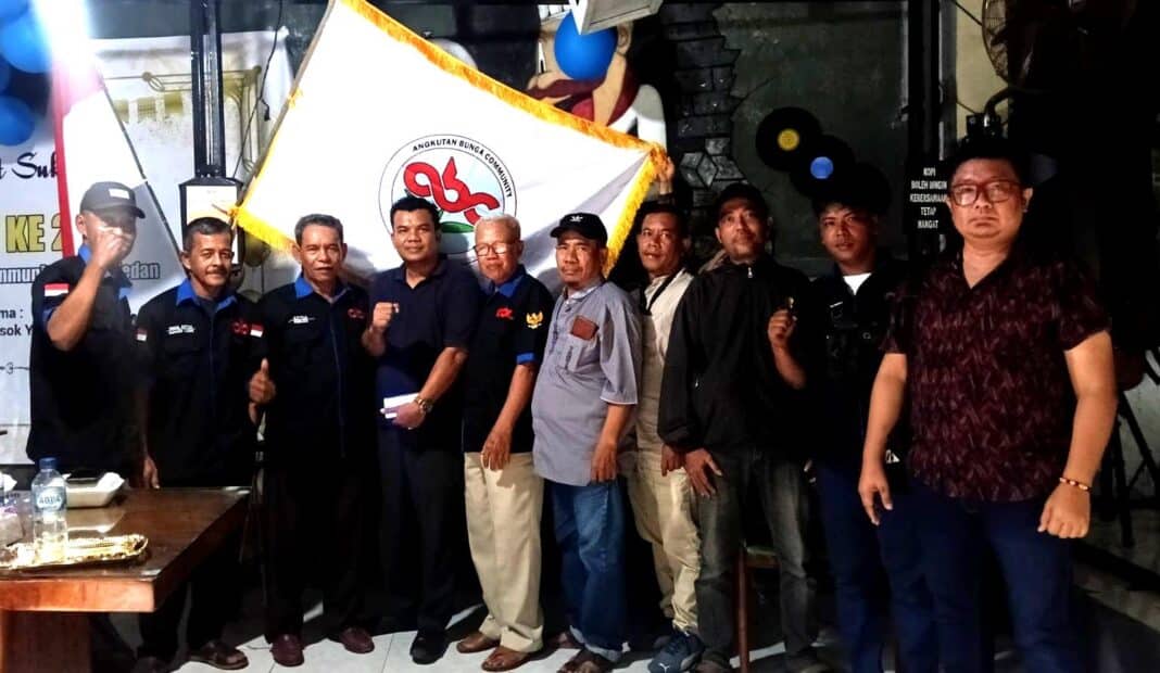 Usai merayakan HUT ke-2, Foto bareng sesama Komunitas Angkutan Bunga Community (ABC).