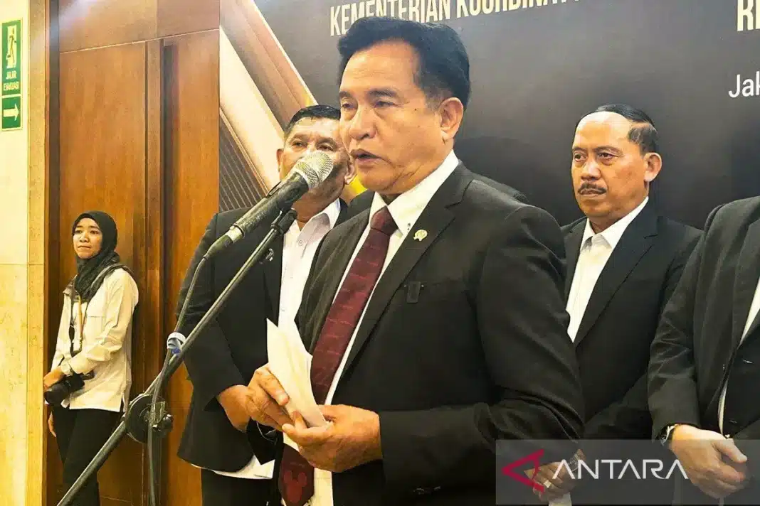 Arsip. Menko Kumham Imipas Yusril Ihza Mahendra saat memberikan keterangan kepada media dalam konferensi pers usai acara Penyampaian Rekomendasi Kebijakan Kemenko Kumham Imipas, di Jakarta, Rabu (17/12/2025). ANTARA/Agatha Olivia Victoria/aa.