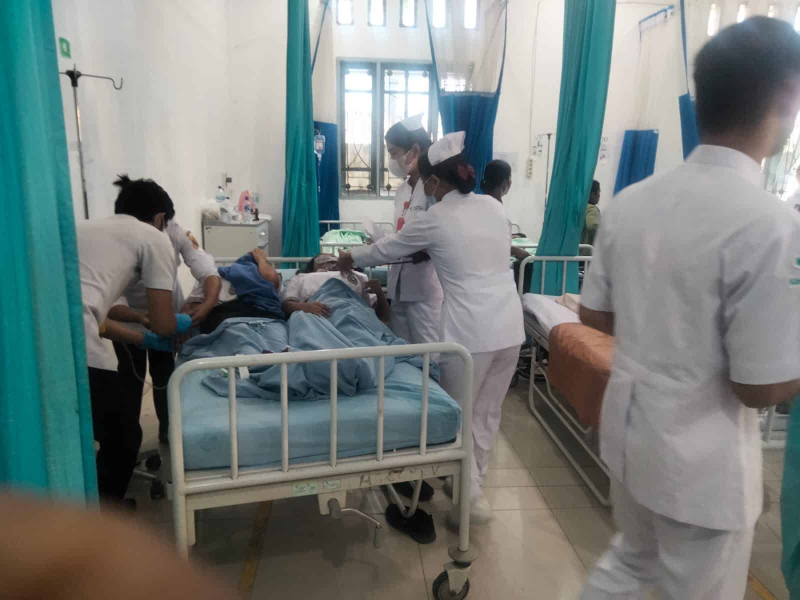 Petugas RSUD Sidikalang melakukan penanganan terhadap siswa SMK Arina, Rabu (11/2/2026) (DETEKSI.co/Parulian Phsp Nainggolan)