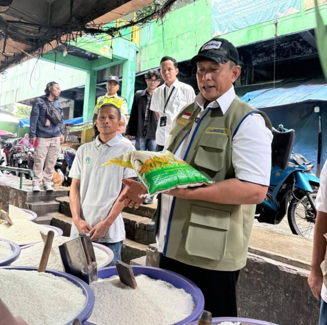 Direktur Utama Perum BULOG Letjen TNI (Purn) Ahmad Rizal Ramdhani saat memimpin inspeksi mendadak pasar untuk memastikan stok beras nasional 3,5 juta ton dan distribusi Minyakita tetap aman serta harga stabil menjelang Ramadhan dan Idulfitri 2026.