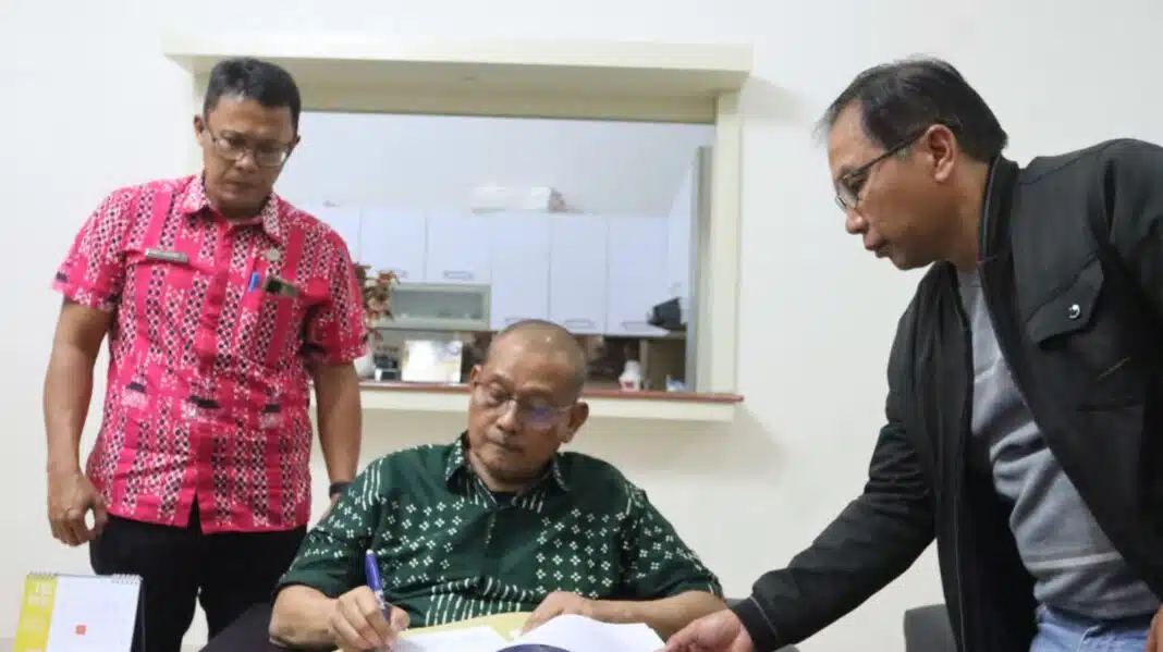 Bupati Dairi, Vickner Sinaga menonaktifkan DSN dari posisi Direktur Administrasi Umum Perumda Pembangunan Kabupaten Dairi.(Istimewa)