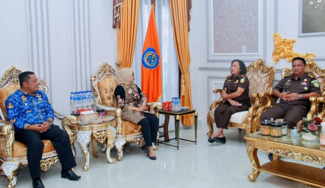 Bupati Labuhanbatu dr.Hj.Maya Hasmita.,Sp.OG.,MKM., menyambut kunjungan Kepala Kejaksaan Negeri Labuhanbatu, Asnath Anytha Idatua Hutagalung, SH, MH, beserta jajaran di Rumah Dinas Bupati Labuhanbatu, Jalan WR Supratman, Padang Matinggi, Kecamatan Rantau Utara, Rabu (18/02/2026).