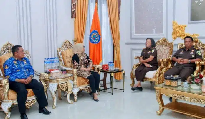 Bupati Labuhanbatu dr.Hj.Maya Hasmita.,Sp.OG.,MKM., menyambut kunjungan Kepala Kejaksaan Negeri Labuhanbatu, Asnath Anytha Idatua Hutagalung, SH, MH, beserta jajaran di Rumah Dinas Bupati Labuhanbatu, Jalan WR Supratman, Padang Matinggi, Kecamatan Rantau Utara, Rabu (18/02/2026).