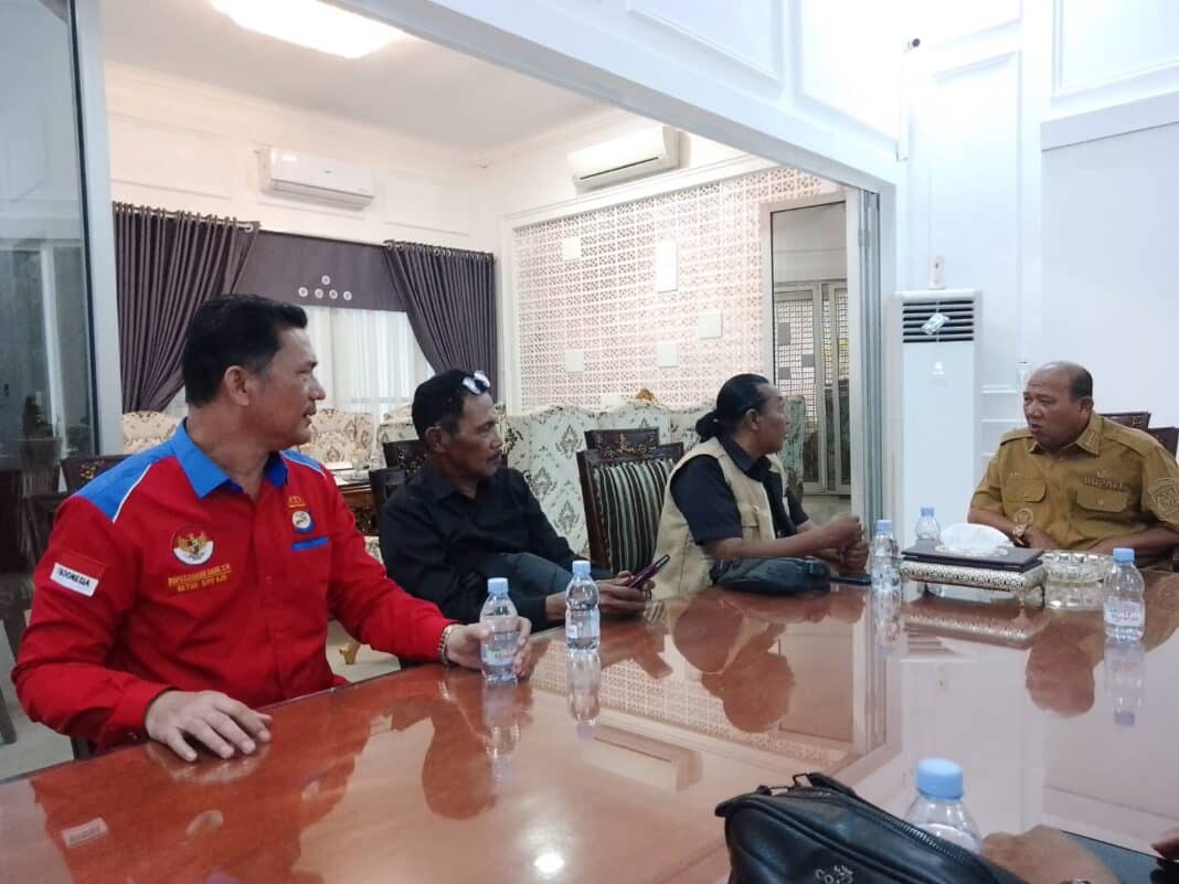 Bupati Langkat H. Syah Afandin, SH menerima silaturahmi Perkumpulan Aliansi Jurnalis Hukum (AJH) di Medan, Senin (9/2/2026), membahas usulan pembentukan Media Desa se-Kabupaten Langkat sebagai upaya melawan hoaks dan memperkuat keterbukaan informasi publik.