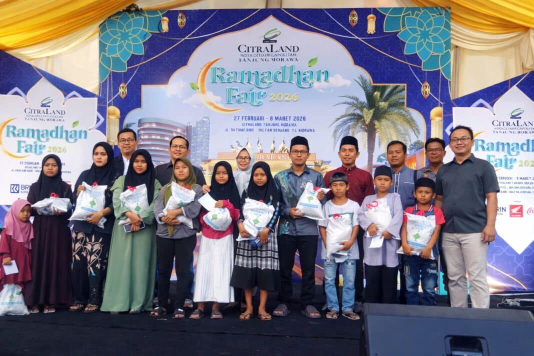 Pembukaan CitraLand Tanjung Morawa Ramadhan Fair 2026 di kawasan Kota Deli Megapolitan, Jumat (27/2/2026). Kepala Dinas Perumahan dan Permukiman Kabupaten Deli Serdang Yetty Situmorang bersama General Manager CitraLand Tanjung Morawa Taufik Hidayat menyerahkan secara simbolis kunci rumah kepada penerima program bedah rumah, disaksikan masyarakat dan pelaku UMKM.