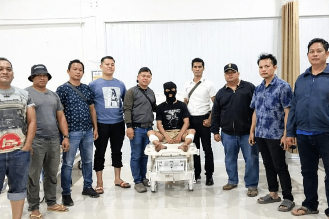 Pelaku curanmor spesialis parkiran Plaza Medan Fair duduk di atas ranjang perawatan usai ditembak petugas karena mencoba melawan dan melarikan diri saat pengembangan kasus, Senin (2/2/2026).