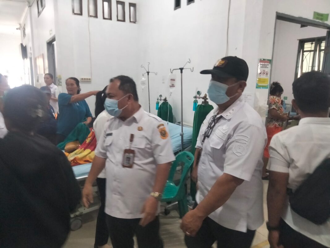 Wakil Bupati Dairi, Wahyu Daniel Sagala didampingi Sekda Surung Charles Lamhot Bantjin menyapa pasien yang diduga keracunan MBG di RSUD Sidikalang, Rabu (11/2/2026) (DETEKSI.co/Parulian Nainggolan)
