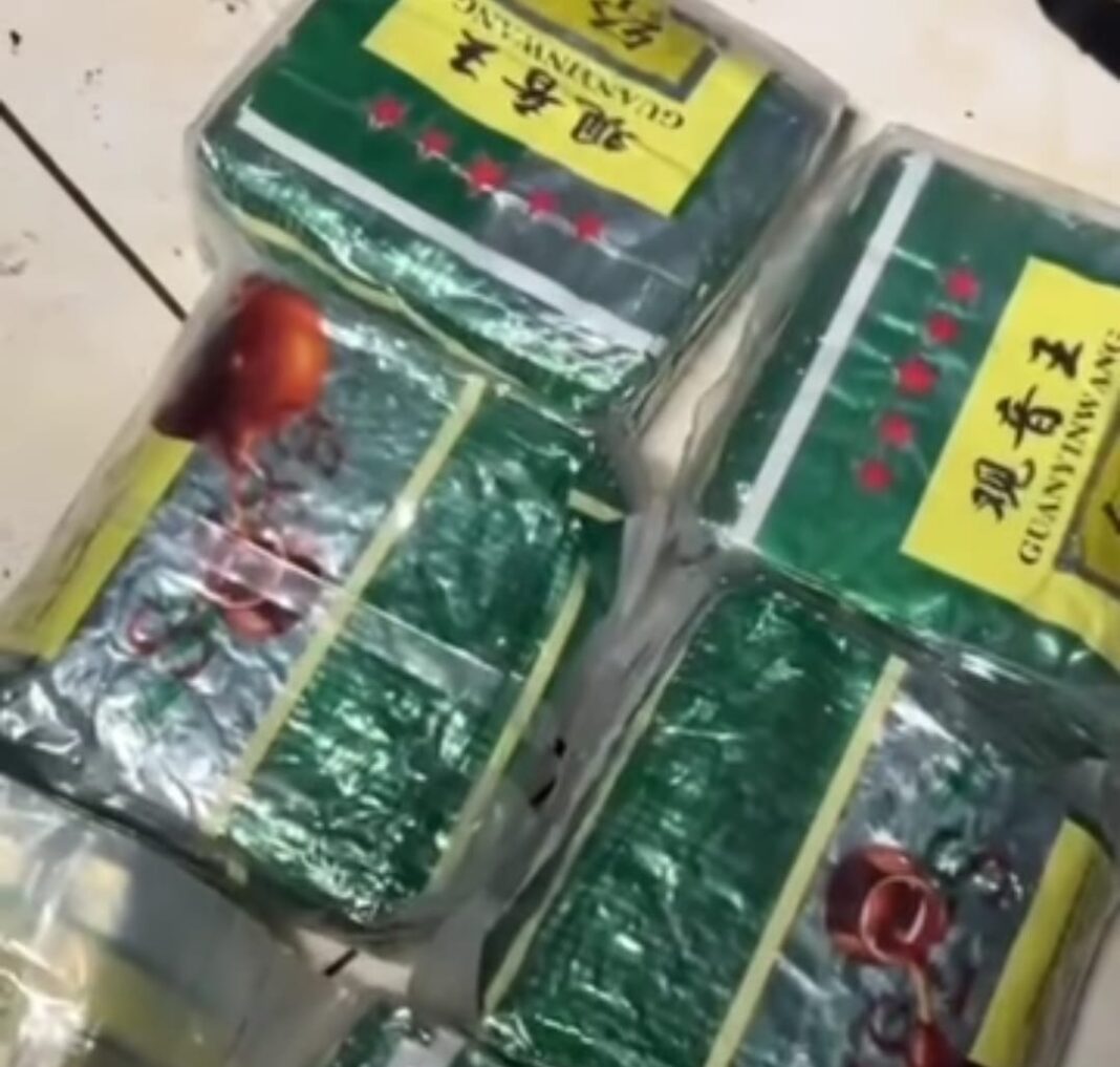 Direktorat Reserse Narkoba Polda Sumut menunjukkan barang bukti 6 kilogram sabu-sabu hasil penggerebekan di rumah Komplek River Valley, Kecamatan Namorambe, Kabupaten Deli Serdang, Kamis (12/2/2026).