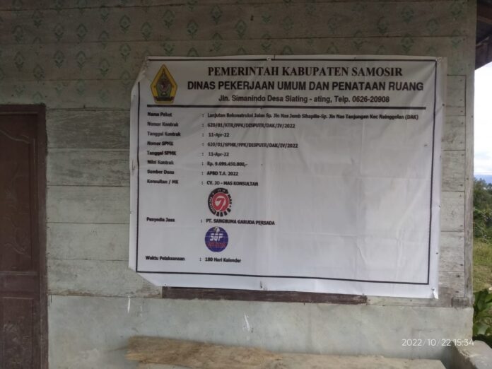 Papan proyek lanjutan rekontruksi jalan Sihapilis Rp 9,6 milliar Tahun Anggaran 2022.(Ist).