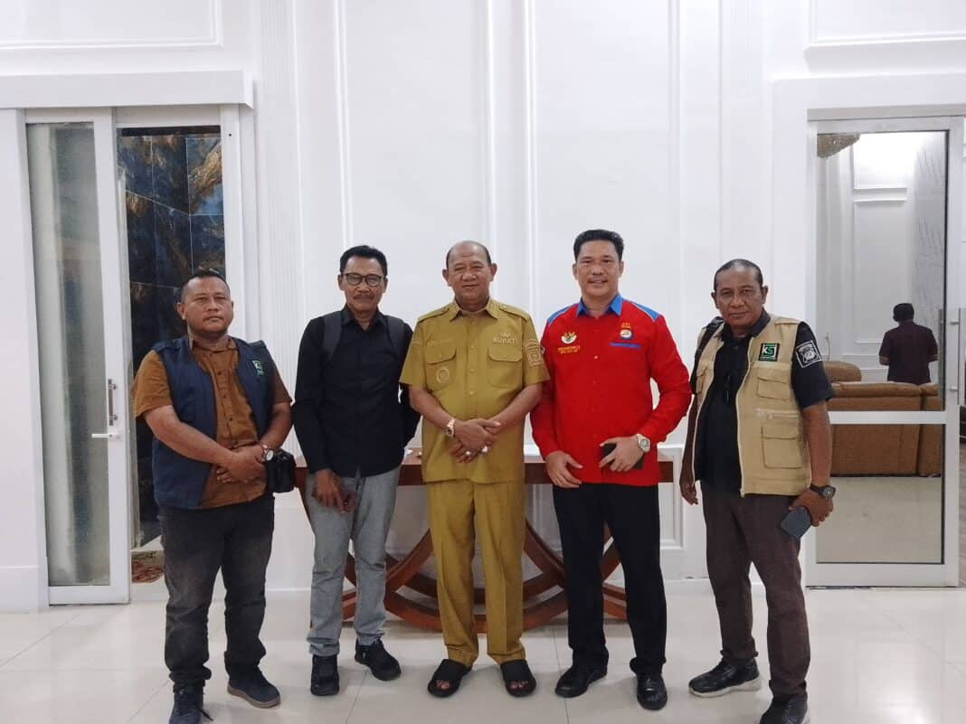 Bupati Langkat H. Syah Afandin, SH terima silaturahmi pengurus Aliansi Jurnalis Hukum (AJH) dan Perwakilan Komunitas Sedekah Jumat (KSJ).