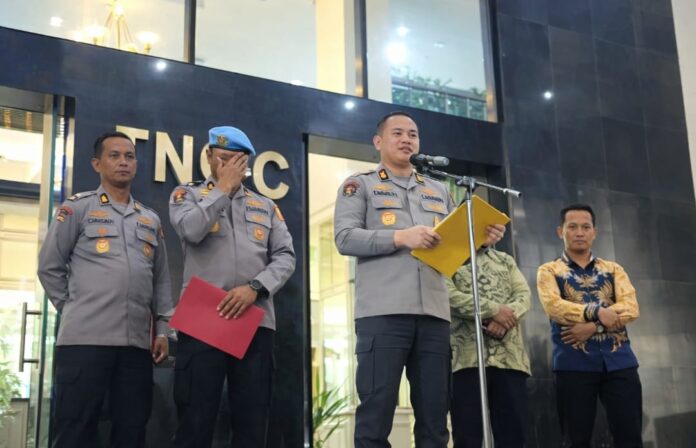 Brigadir Jenderal Polri menyampaikan keterangan pers di depan Gedung TNCC Mabes Polri, Jakarta Selatan, didampingi sejumlah perwira dan pejabat terkait usai sidang etik, Kamis (19/2/2026) Kapolres Bima Kota AKPB Didik pemberhentian tidak dengan hormat (PTDH) atau di pecat.