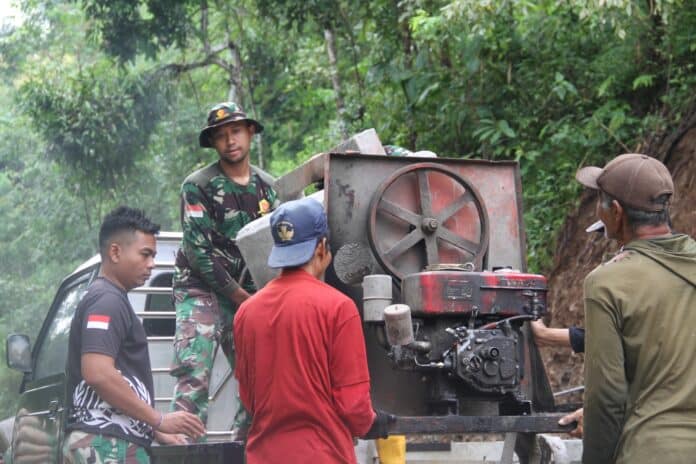 Satgas TMMD Ke-127 Kodim 0728/Wonogiri bersama warga Desa Kembang, Kecamatan Jatipurno, kompak dengan bekerja gotong royong menyelesaikan sasaran fisik pembangunan, Selasa (17/2/2026).