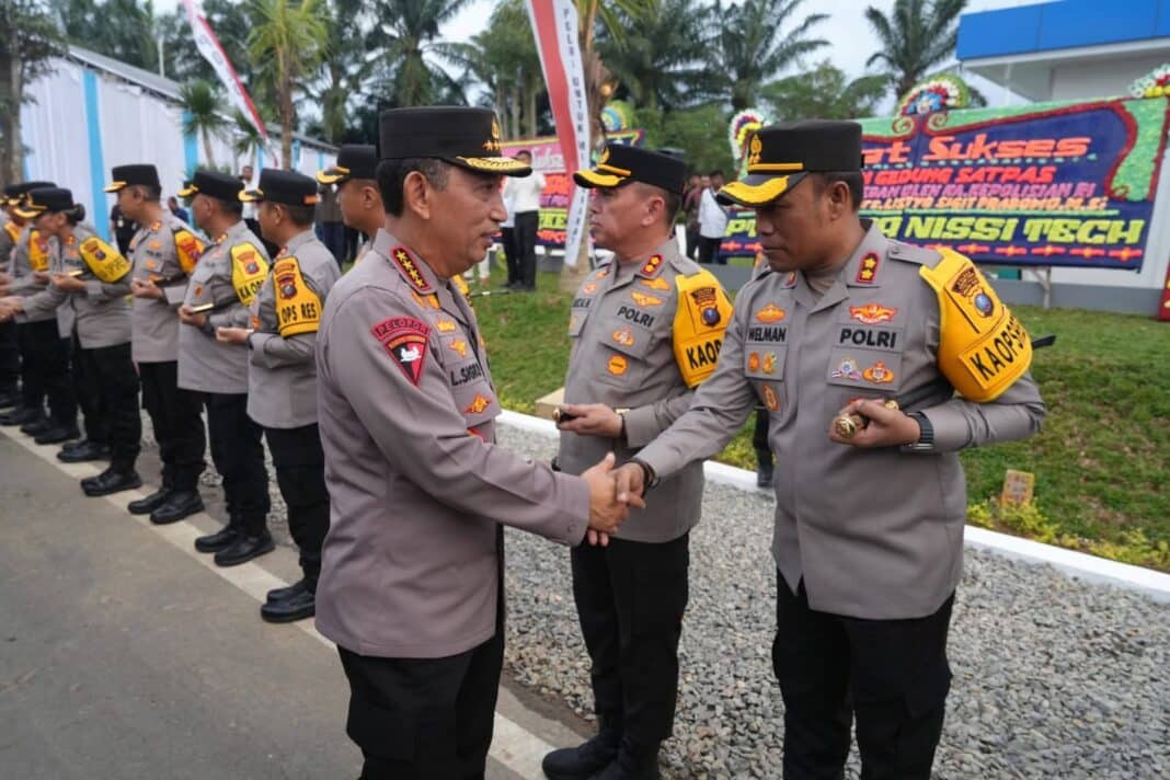 Kapolri Jenderal Polisi Listyo Sigit Prabowo bersama Gubernur Sumatera Utara Bobby Nasution dan Kapolres Tanjungbalai AKBP Welman Feri mengikuti rangkaian kunjungan kerja di Polda Sumatera Utara, Sabtu (14/2), termasuk pelepasan 22 truk bantuan sosial dan peresmian sejumlah fasilitas kepolisian.