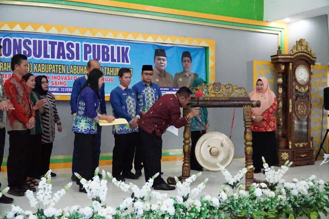 Wakil Bupati Labuhanbatu H. Jamri ST, menghadiri manasik haji tingkat kabupaten calon jemaah haji labuhanbatu tahun 1447 H/ 2026 M, di Aula Kantor Pusat Pelayanan Haji dan Umrah Terpadu komplek asrama haji, Jalan SM Raja, Kecamatan Rantau Selatan, Minggu (15/2/2026).