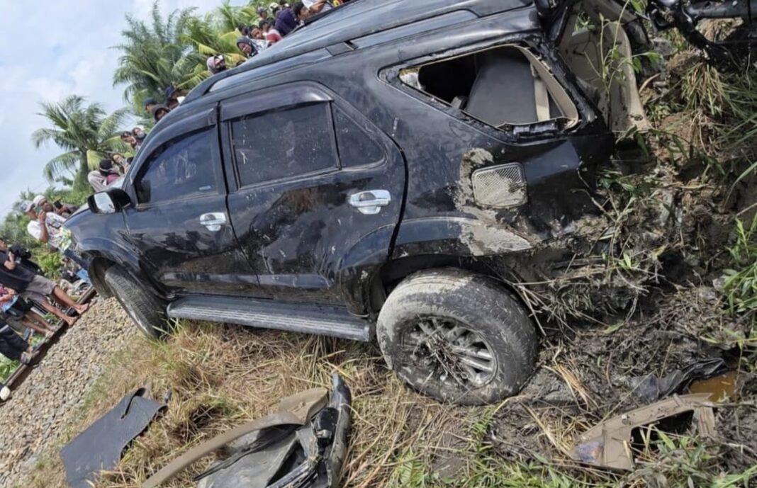 Kondisi Toyota Fortuner BK 1676 VAA ringsek setelah tertabrak KA Putri Deli di perlintasan tanpa palang Pasar 8 Siumbut-umbut, Kecamatan Kisaran Timur, Kabupaten Asahan, Minggu (15/2/2026).