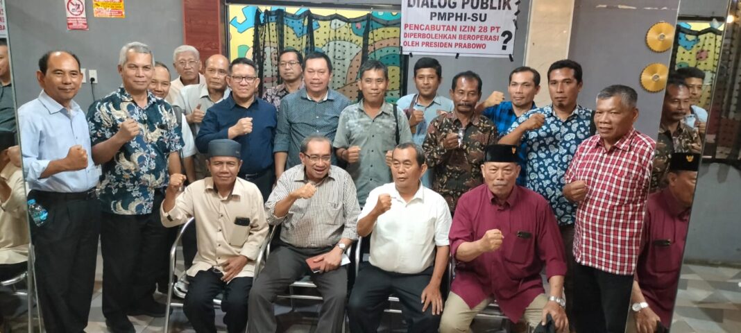 Koordinator Pusat Monitoring Politik dan Hukum Indonesia (PMPHI) Drs Gandi Parapat (tengah) bersama perwakilan pengusaha dan aktivis saat diskusi publik di Stadion Cafe, Medan, Rabu (25/2/2026), membahas pencabutan izin 28 perusahaan serta bantahan pengusaha terkait dugaan keterkaitan dengan bencana banjir bandang.