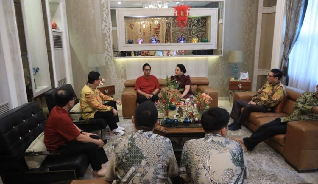 Perayaan Imlek 2577, Wali Kota Medan Rico Tri Putra Bayu Waas didampingi Istri Ny Airin Rico Waas mengunjungi rumah tokoh Thionghoa Sumut yang juga Pemilik Harian Analisa, Supandi Kusuma, di Komplek Grand Polonia Medan, Selasa (17/2/26).