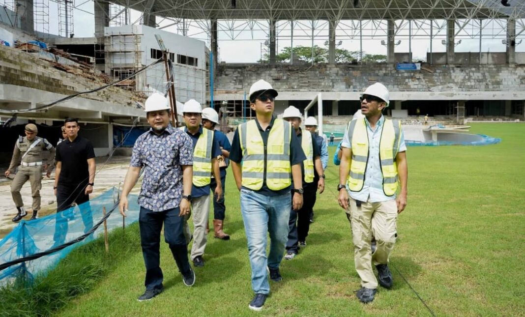 Wali Kota Medan Rico Tri Putra Bayu Waas bersama Wakil Wali Kota Zakiyuddin Harahap, anggota Komite Eksekutif PSSI Arya Sinulingga, serta Tim Teknis Kementerian PU meninjau progres revitalisasi Stadion Teladan di Kelurahan Teladan Barat, Medan, Senin (16/2/2026).