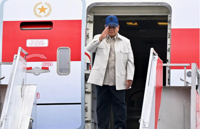 Presiden Prabowo Subianto bersiap menaiki pesawat kepresidenan di Pangkalan TNI AU Halim Perdanakusuma, Jakarta, Senin (16/2/2026), dalam rangka diplomasi strategis dengan Presiden Donald Trump.