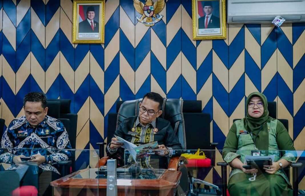Wakil Wali Kota Medan H. Zakiyuddin Harahap mengikuti Rapat Koordinasi Tingkat Menteri Satgas Rehabilitasi dan Rekonstruksi Pascabencana secara daring dari Ruang Command Center Kantor Wali Kota Medan, Jumat (27/2/2026), didampingi pimpinan perangkat daerah Pemko Medan.